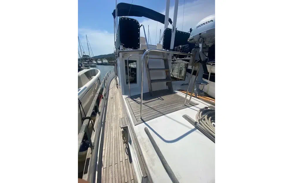 slider 12 Grand Banks 42 Classic
