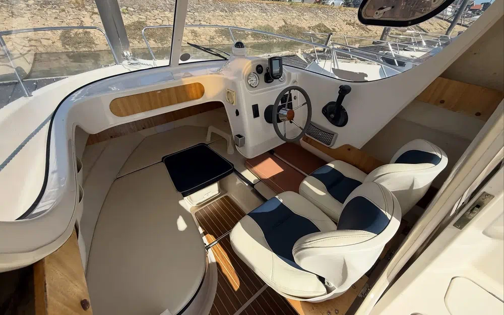 slider 9 Quicksilver Pilothouse 580
