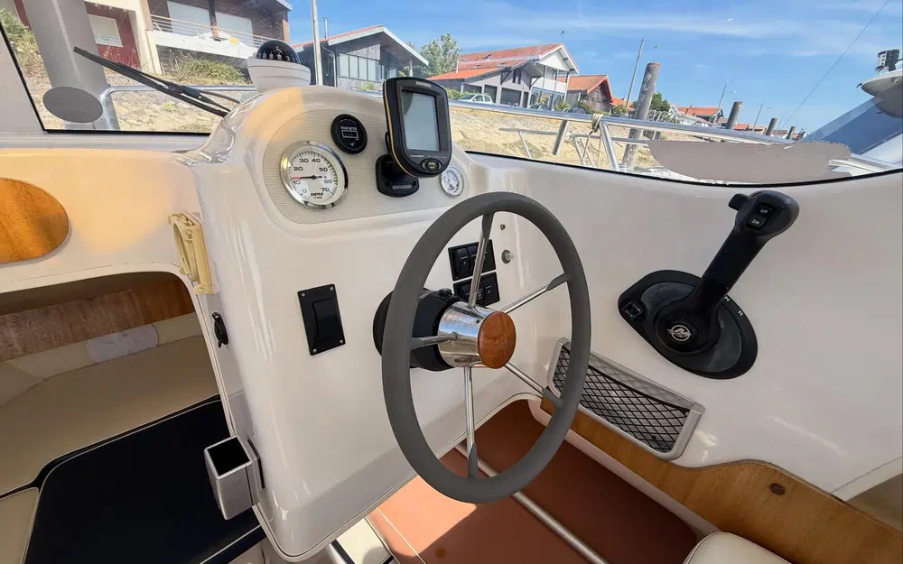 slider 10 Quicksilver Pilothouse 580