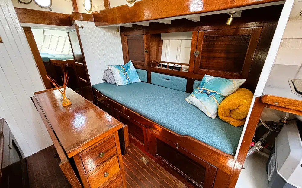 slider 19 Sirvent Tahiti Ketch