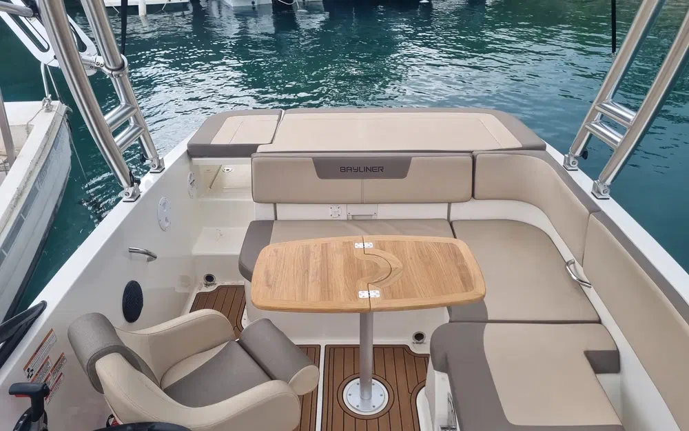 slider 7 Bayliner VR5 Bow Rider