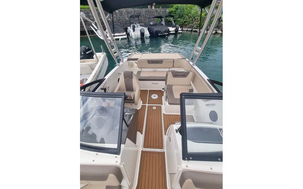 slider 6 Bayliner VR5 Bow Rider