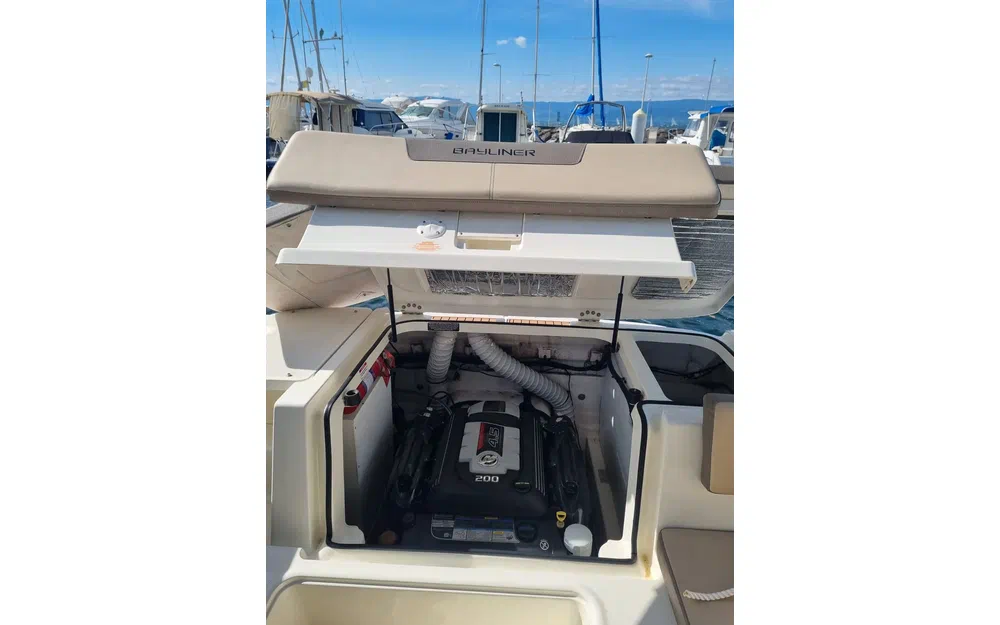 slider 11 Bayliner VR5 Bow Rider