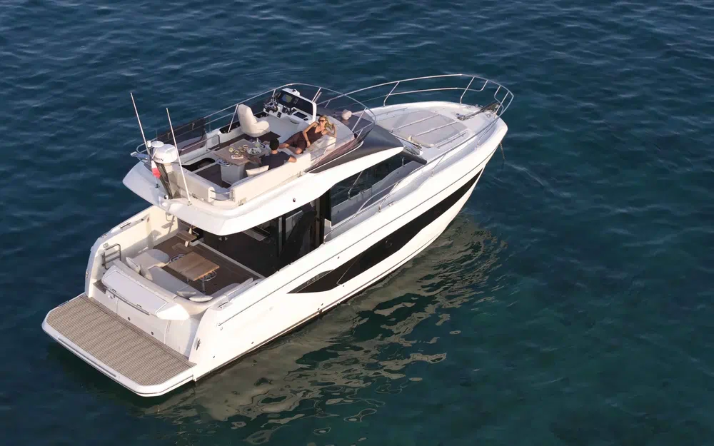 slider 1 Prestige Yachts F4.3