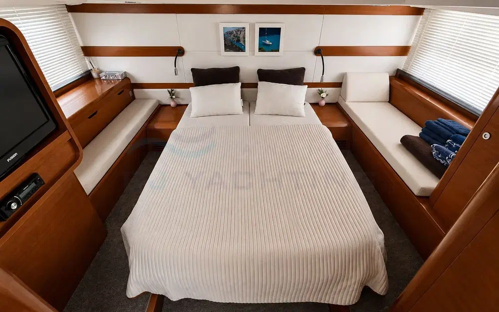 slider 13 Beneteau Monte Carlo 42 HT