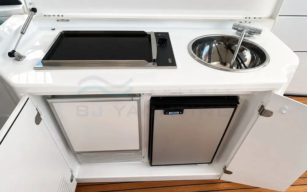 slider 5 Beneteau Monte Carlo 42 HT