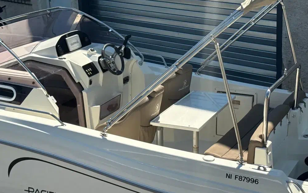 slider 1 Pacific Craft 700 SC