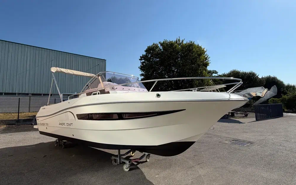 slider 5 Pacific Craft 700 SC