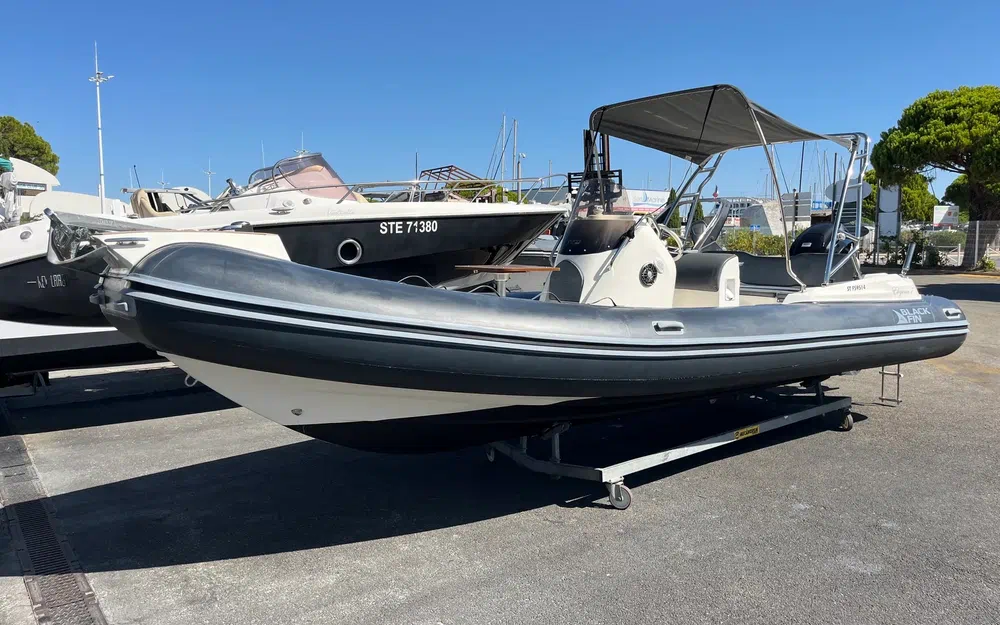 slider 2 Black Fin Elegance 7
