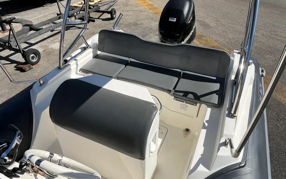 slider 3 Black Fin Elegance 7