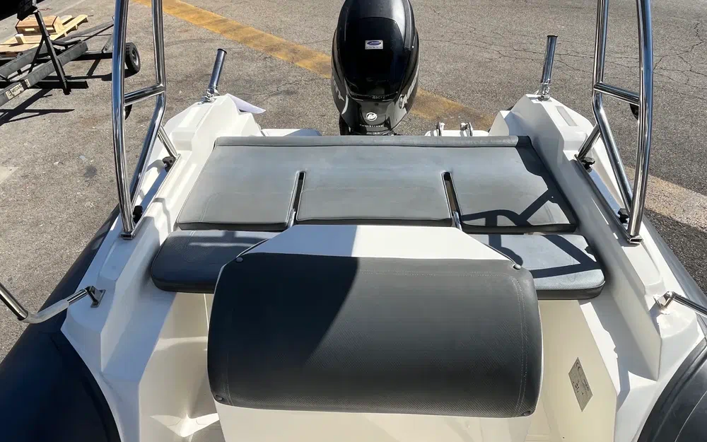 slider 6 Black Fin Elegance 7