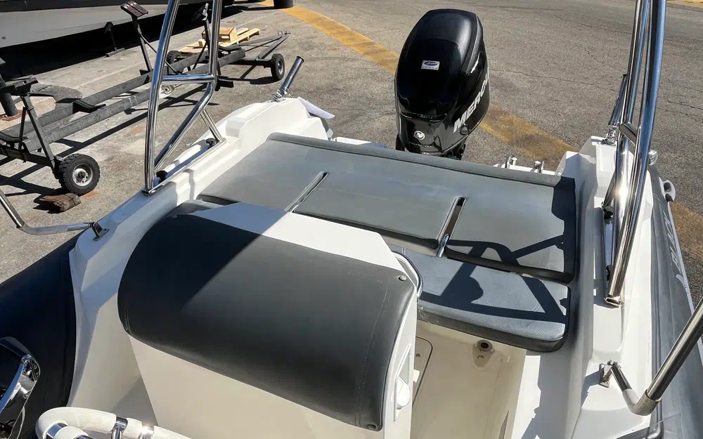 slider 4 Black Fin Elegance 7