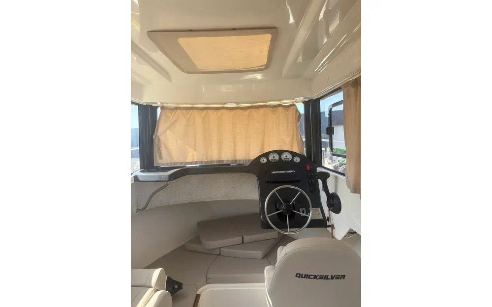 slider 1 Quicksilver 675 PILOTHOUSE