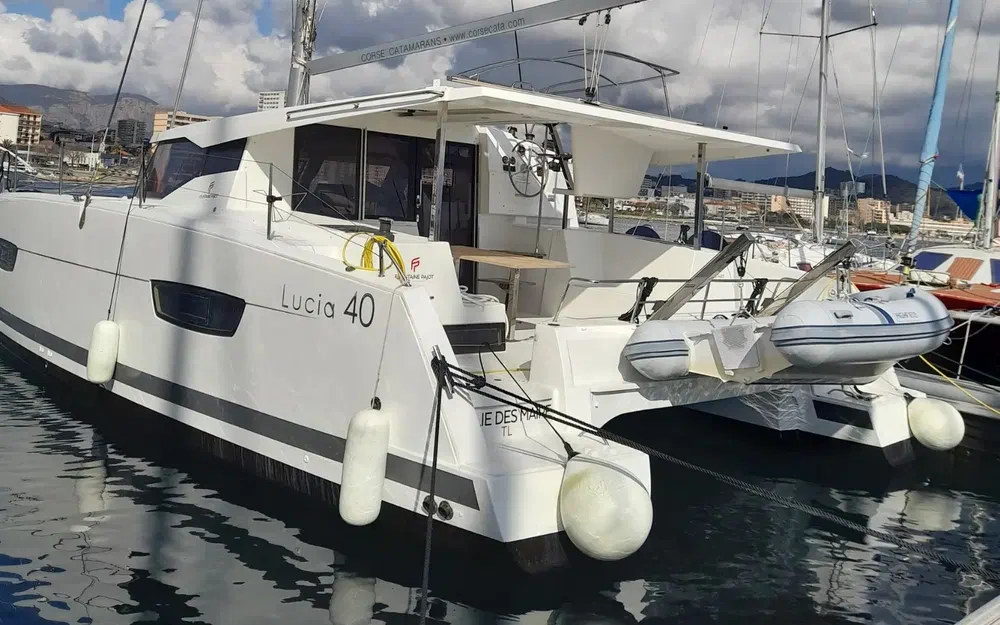 slider 1 Fountaine Pajot Lucia 40