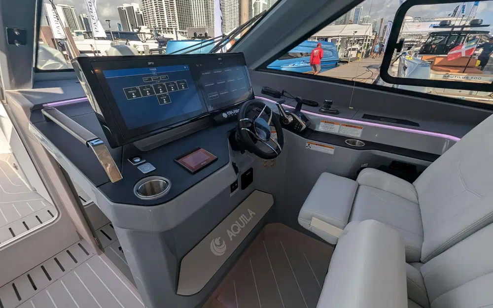 slider 11 Aquila 42 Coupe
