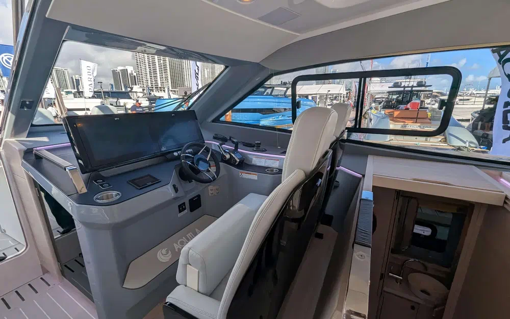 slider 6 Aquila 42 Coupe