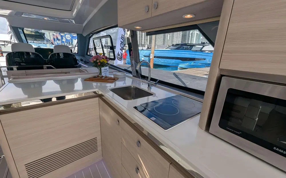 slider 7 Aquila 42 Coupe