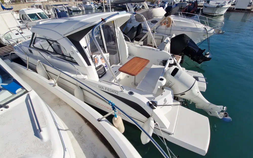 slider 2 Beneteau Antares 8 OB