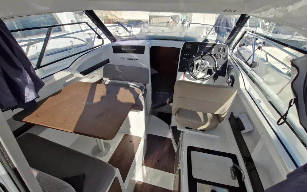 slider 4 Beneteau Antares 8 OB