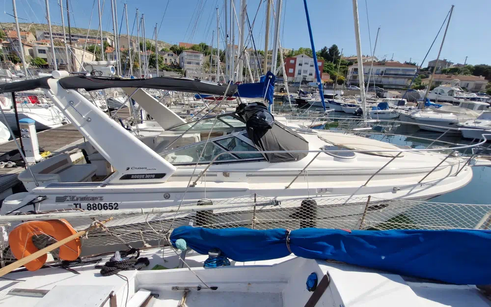 slider 2 Cruisers Yachts 3070 Rogue
