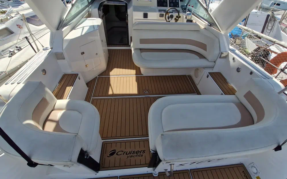 slider 4 Cruisers Yachts 3070 Rogue