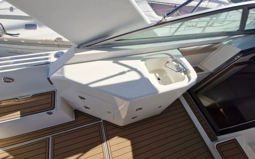 slider 7 Cruisers Yachts 3070 Rogue