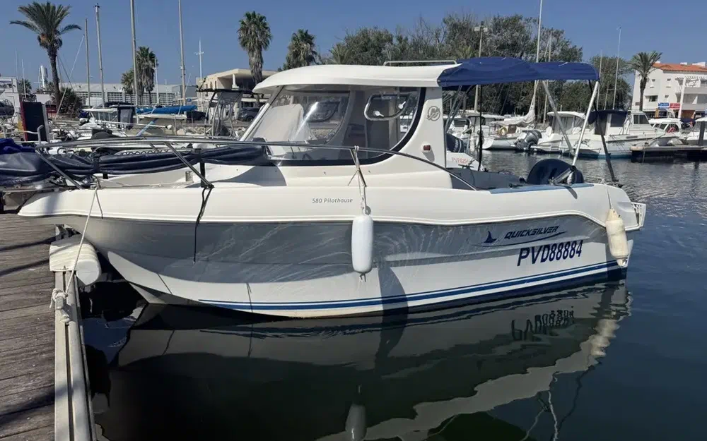 slider 0 Quicksilver 580 Pilothouse