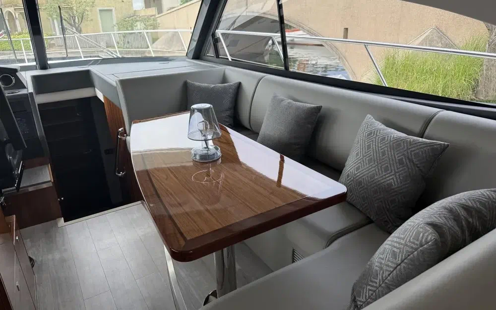 slider 1 Riviera 4800 SPORT YACHT SÉRIE II ÉDITION PLATINE