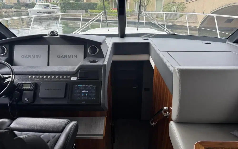 slider 8 Riviera 4800 SPORT YACHT SÉRIE II ÉDITION PLATINE