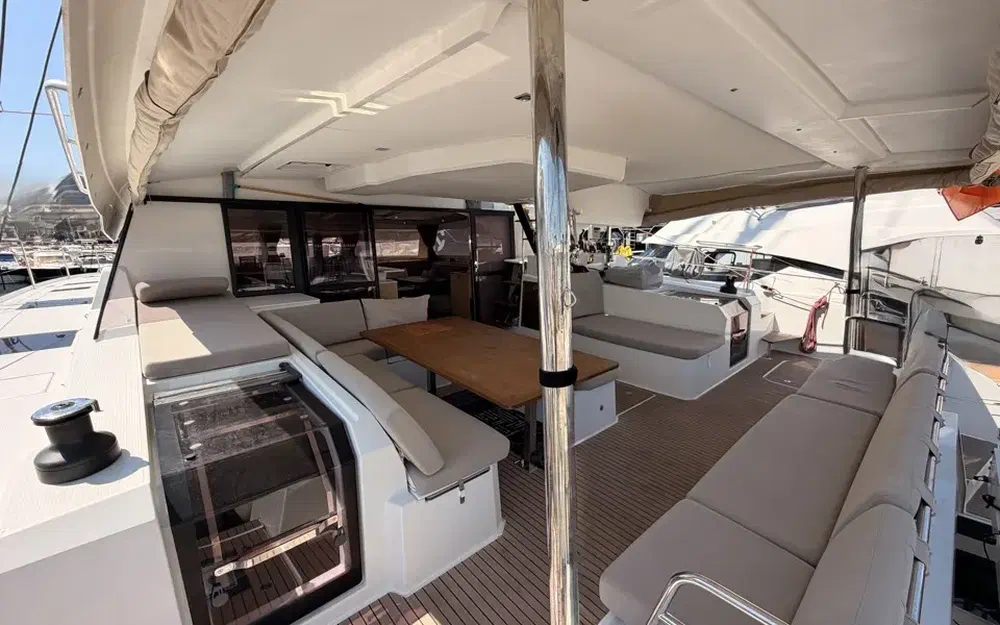 slider 9 Fountaine Pajot Aura 51