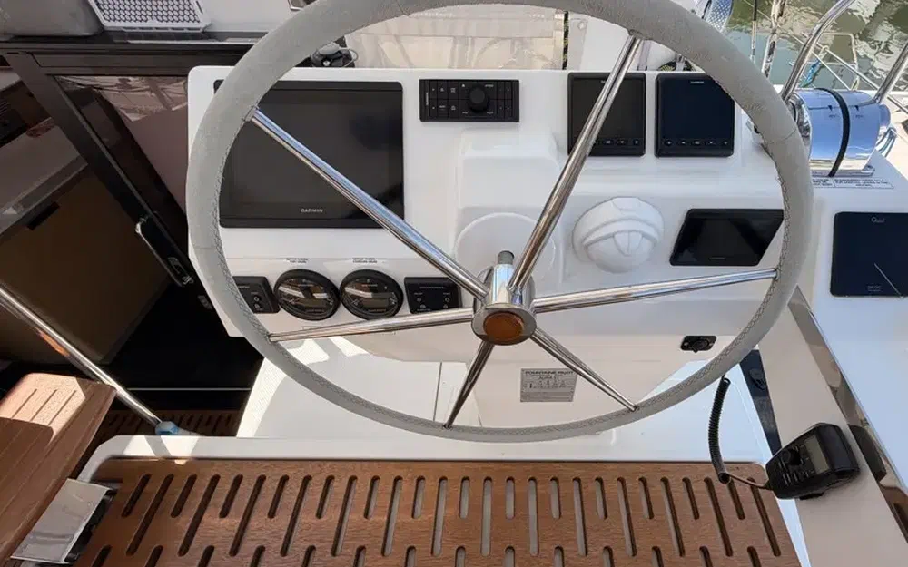 slider 10 Fountaine Pajot Aura 51
