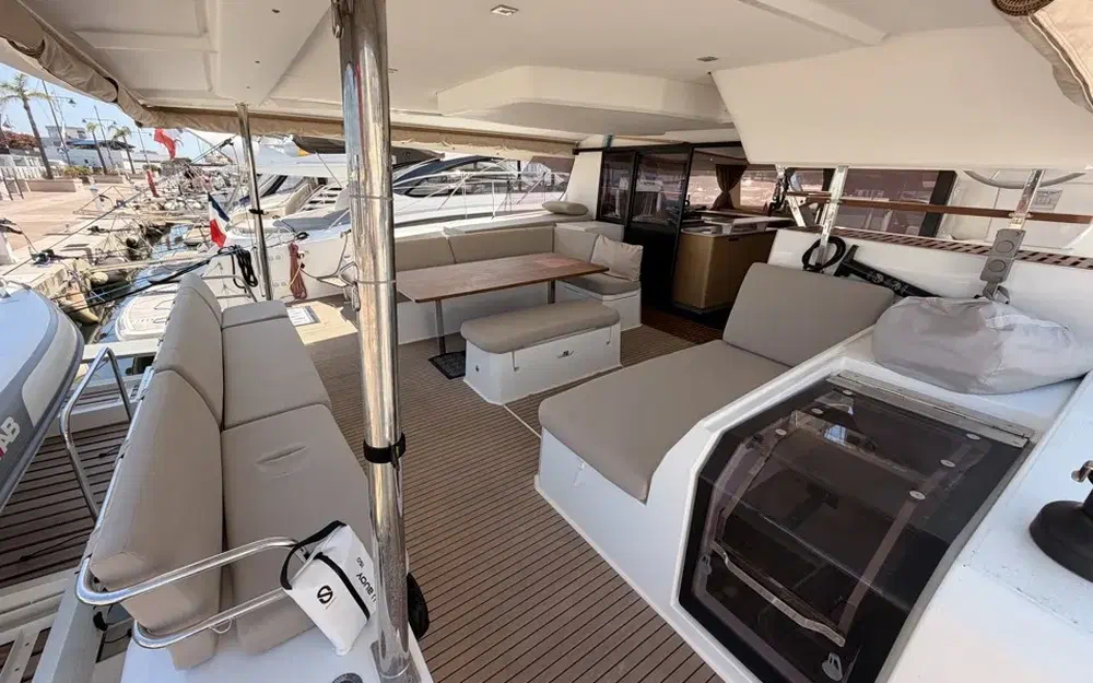 slider 24 Fountaine Pajot Aura 51