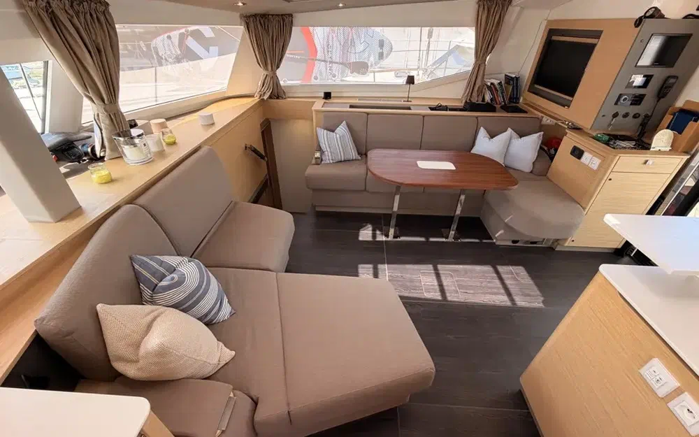 slider 25 Fountaine Pajot Aura 51