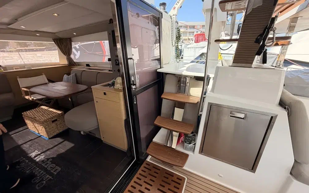 slider 37 Fountaine Pajot Aura 51