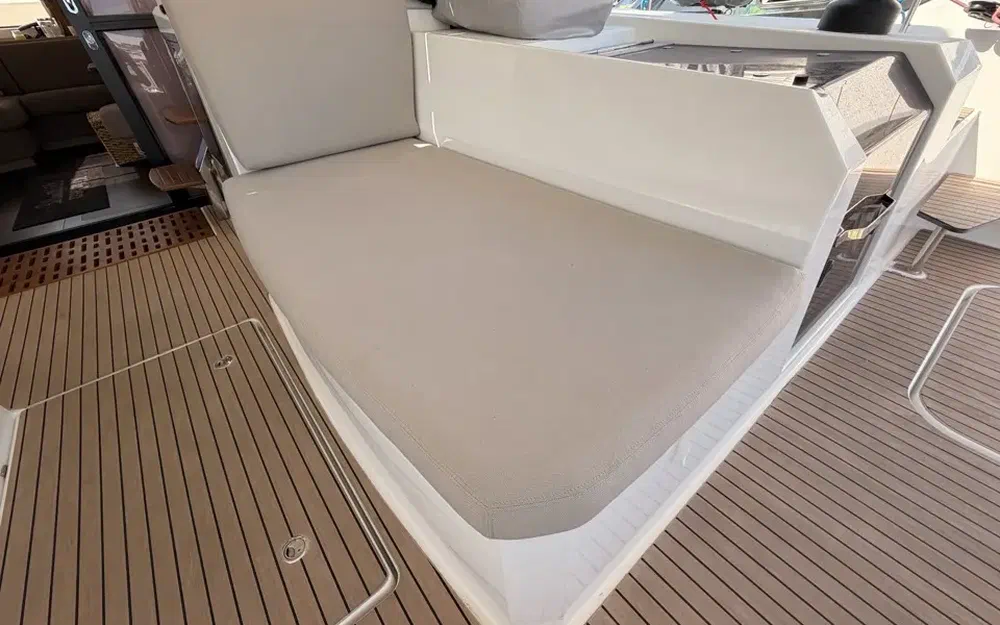 slider 38 Fountaine Pajot Aura 51