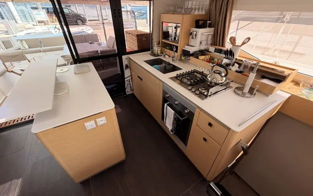 slider 41 Fountaine Pajot Aura 51