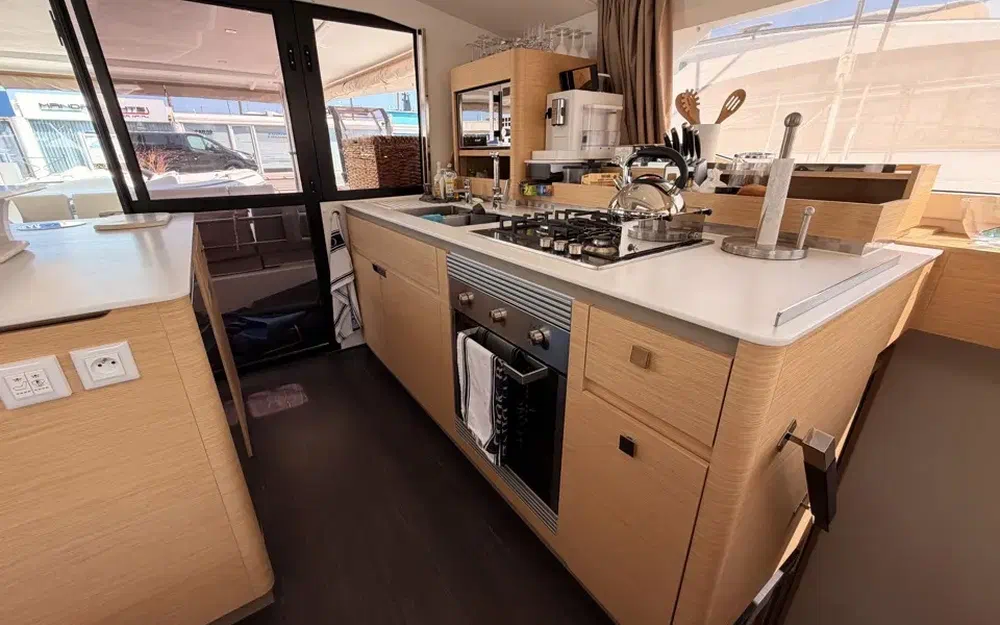slider 43 Fountaine Pajot Aura 51