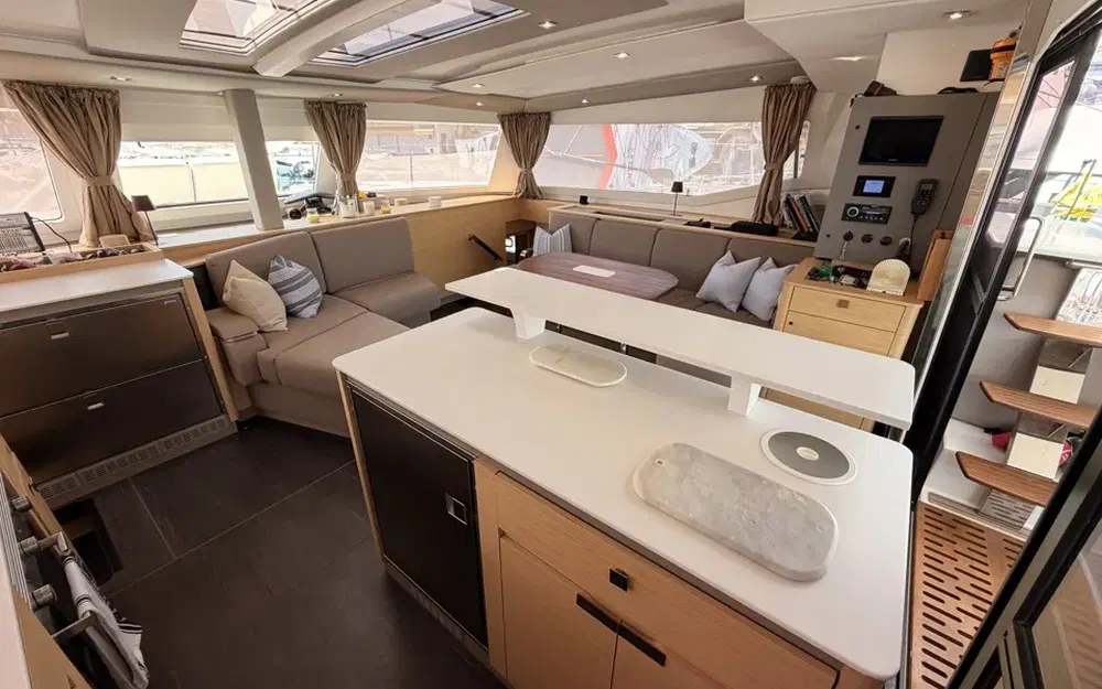 slider 44 Fountaine Pajot Aura 51