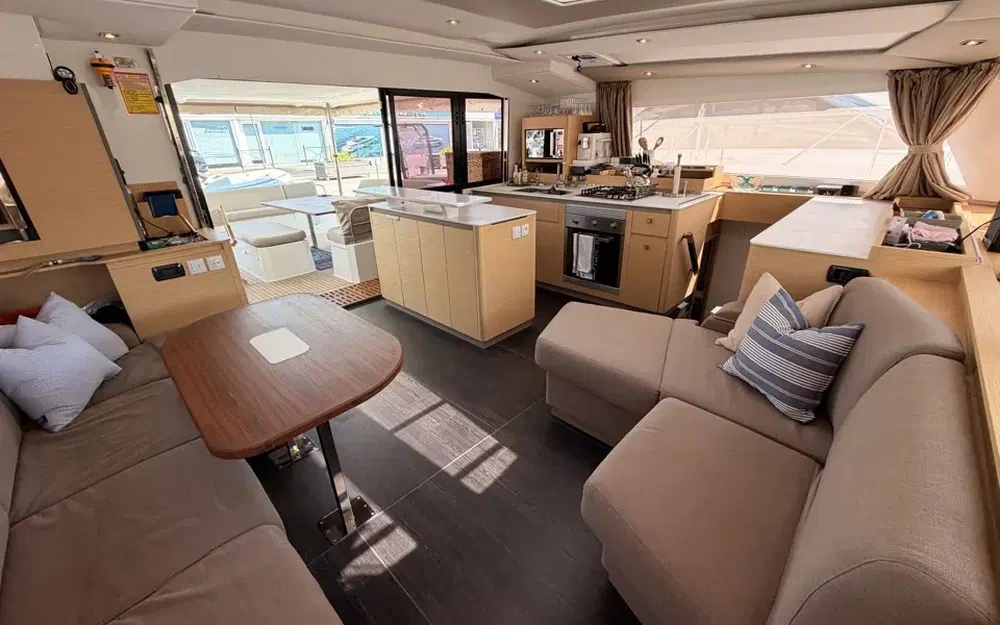 slider 54 Fountaine Pajot Aura 51