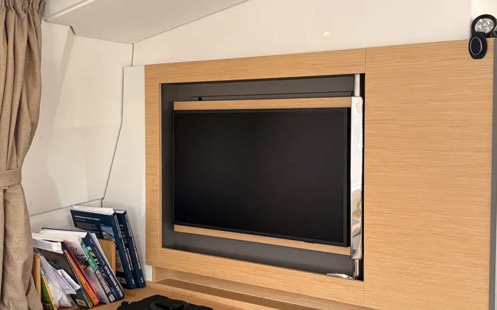 slider 64 Fountaine Pajot Aura 51