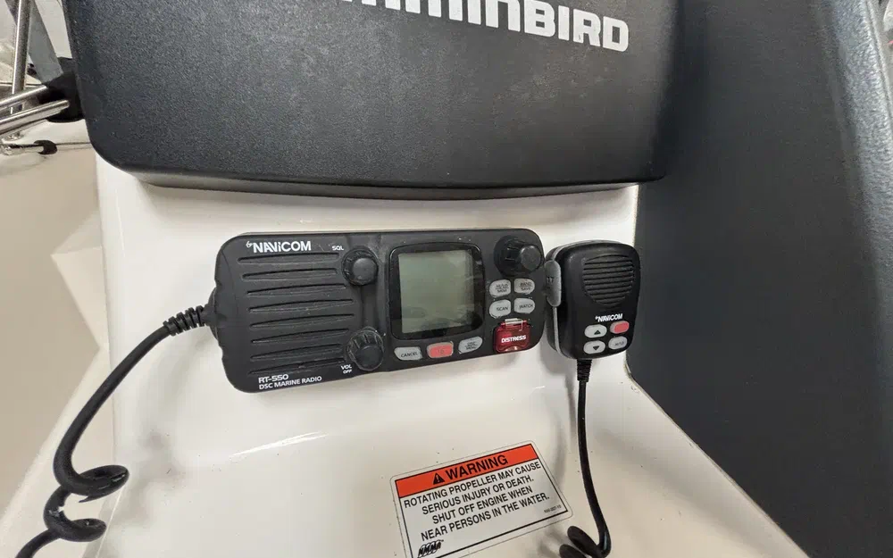 slider 18 Boston Whaler 230 Dauntless