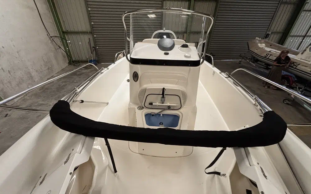 slider 26 Boston Whaler 230 Dauntless