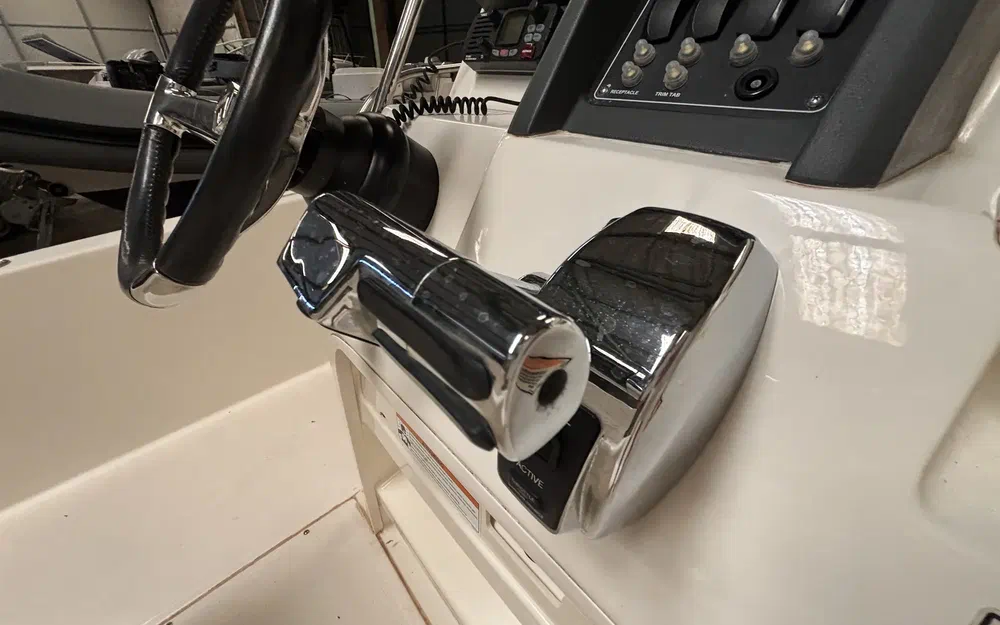 slider 29 Boston Whaler 230 Dauntless