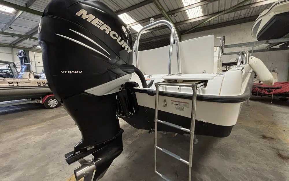 slider 30 Boston Whaler 230 Dauntless