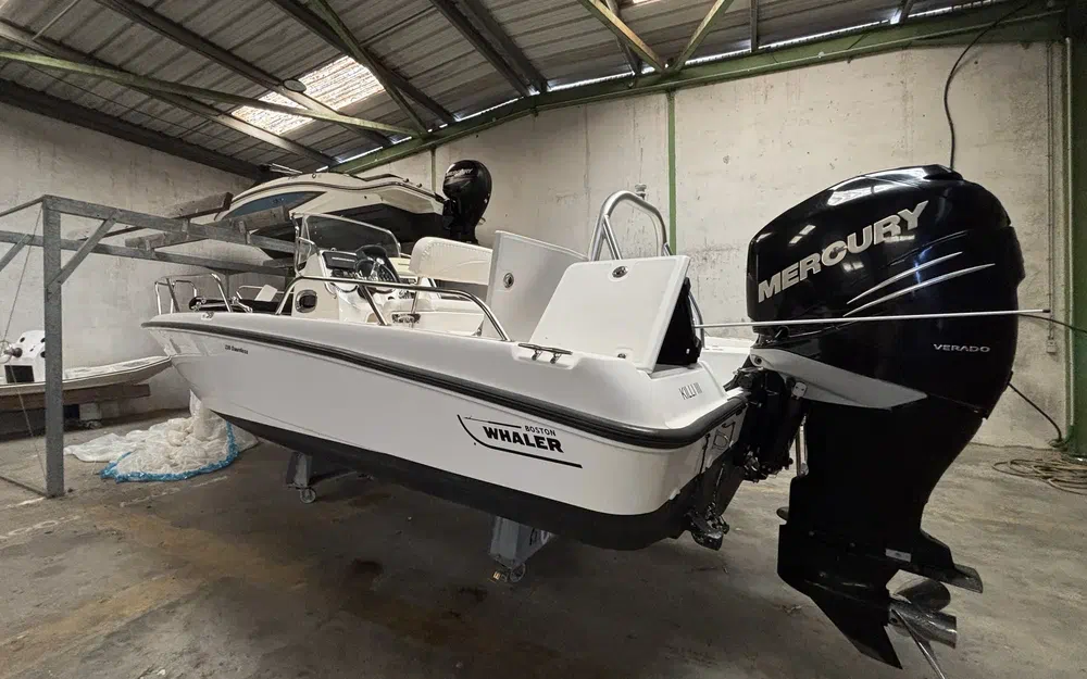 slider 32 Boston Whaler 230 Dauntless