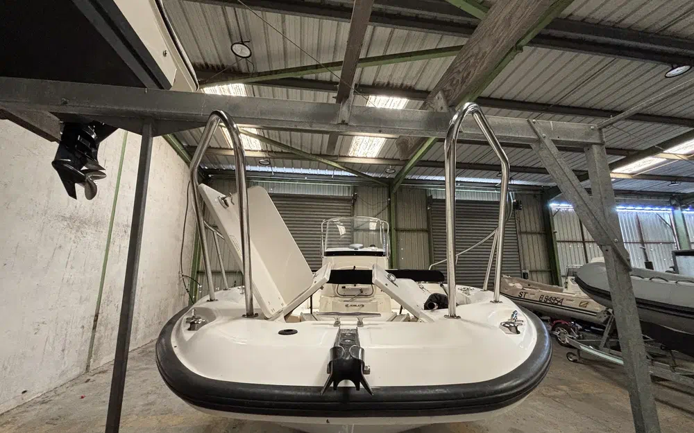 slider 34 Boston Whaler 230 Dauntless