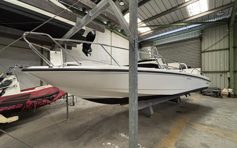 slider 37 Boston Whaler 230 Dauntless