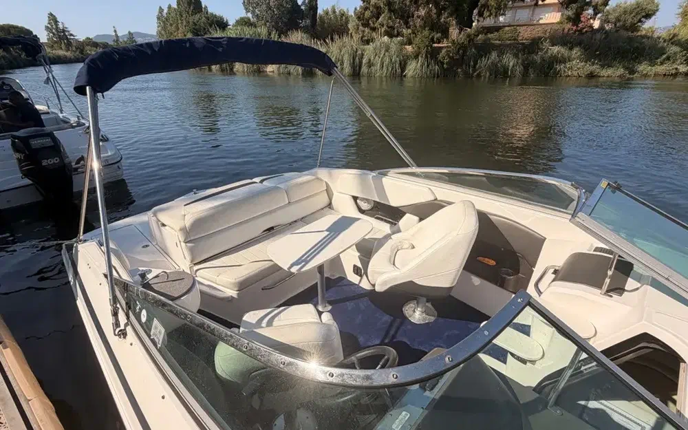 slider 5 Regal 2250 Cuddy