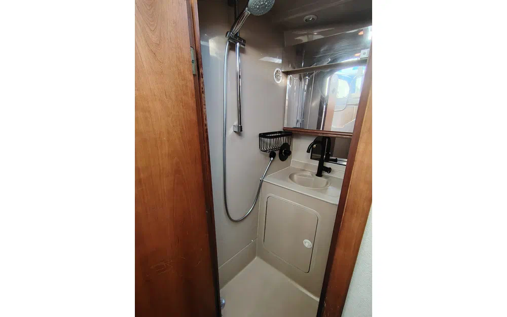 slider 11 Cruisers Yachts 3585 Flybridge