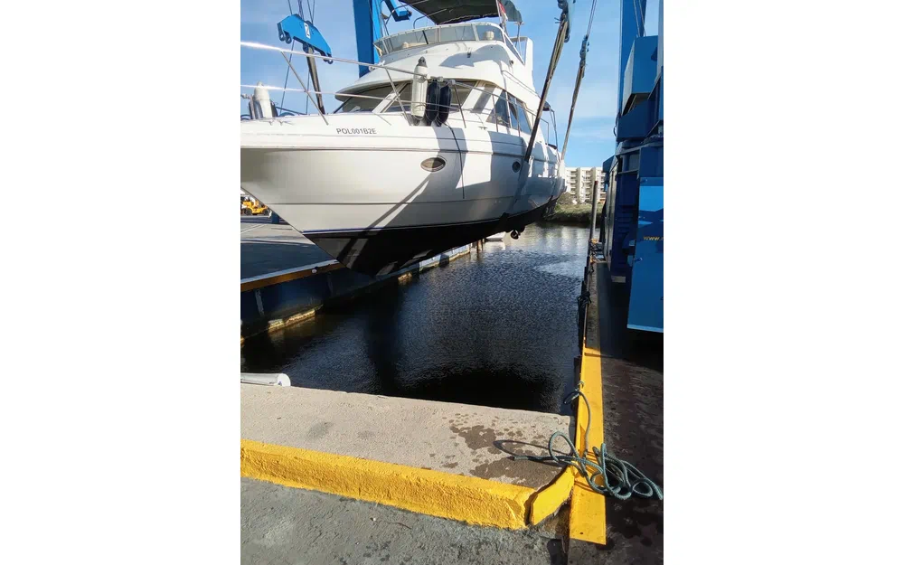 slider 1 Cruisers Yachts 3585 Flybridge